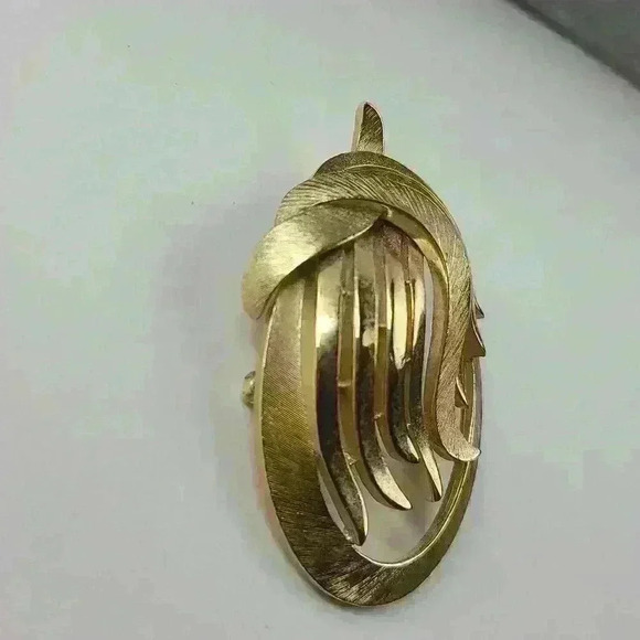 CROWN TRIFARI  vintage Crown Trifari Art Deco Gold-toned Trifari brooch - Picture 8 of 17